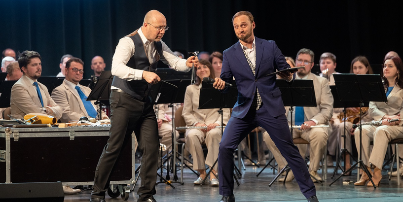 Uz skatuves dziedātājs Daumants Kalniņš kopā ar Orķestra 