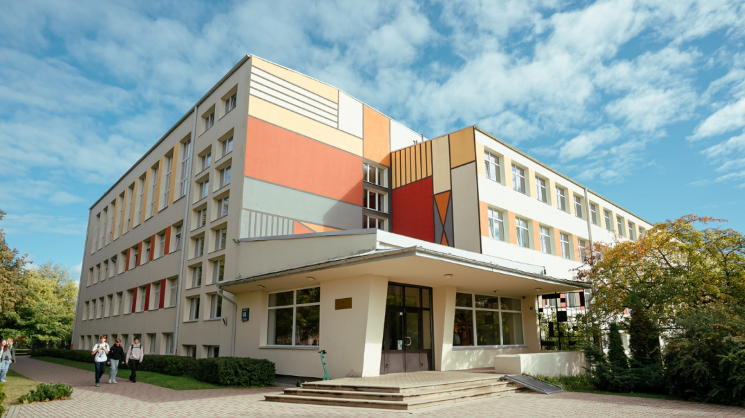 Rīgas pašvaldības skolu 10. klasēs pieejamas brīvas vietas