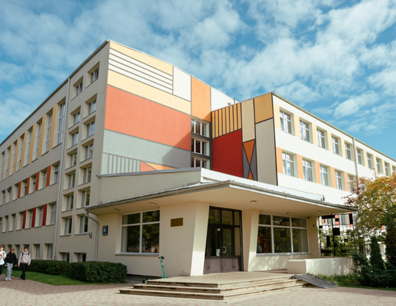 Rīgas pašvaldības skolu 10. klasēs pieejamas brīvas vietas