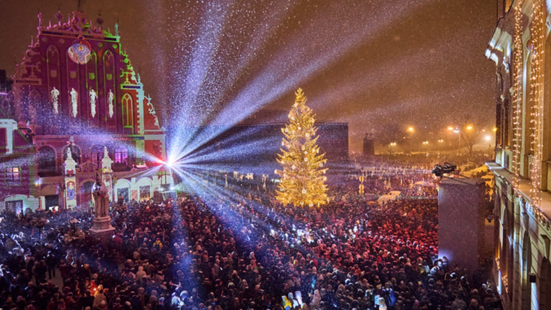 Ar līksmām svinībām Vecrīgas laukumos sagaidīts 2026. gads