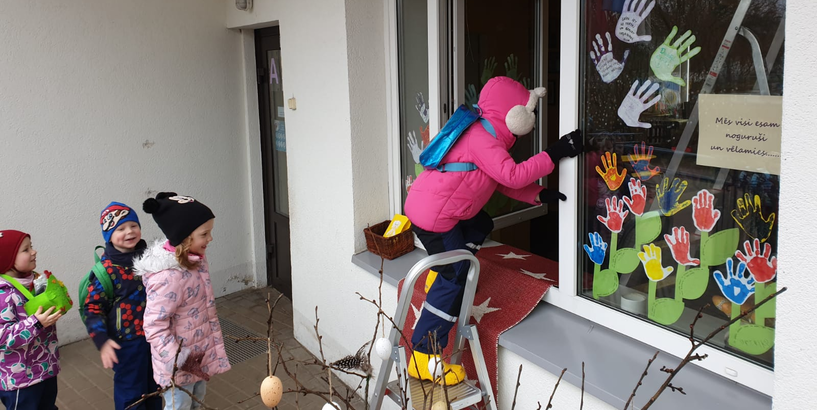 1. aprīļa joki un jautrība bērnudārza pagalmā