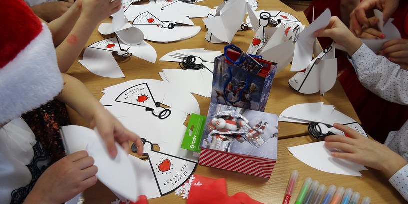 Izstāde “Svētku egle košā”