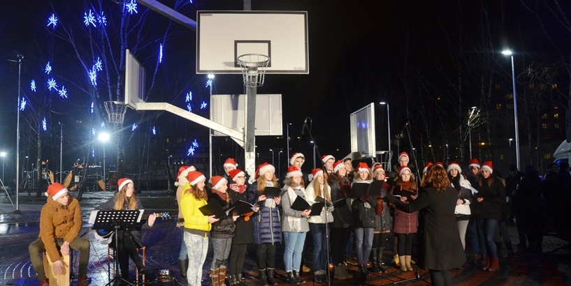 Rīgas 84. vidusskolas sporta un aktīvās atpūtas laukumā iedegs Ziemassvētku eglīti 