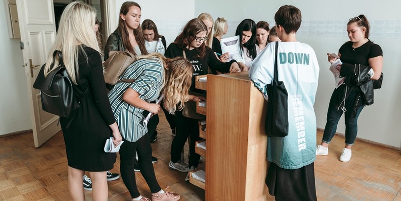 Laikmetīgās mākslas izstādes apmeklējums skolēnu brīvlaikā