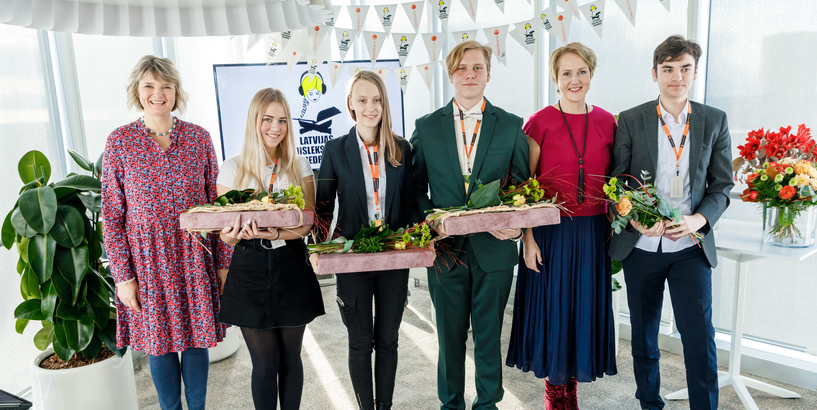 Kad skolēni māca skolotājus: pasniegtas Izcilības balvas vidusskolēniem ar disleksiju