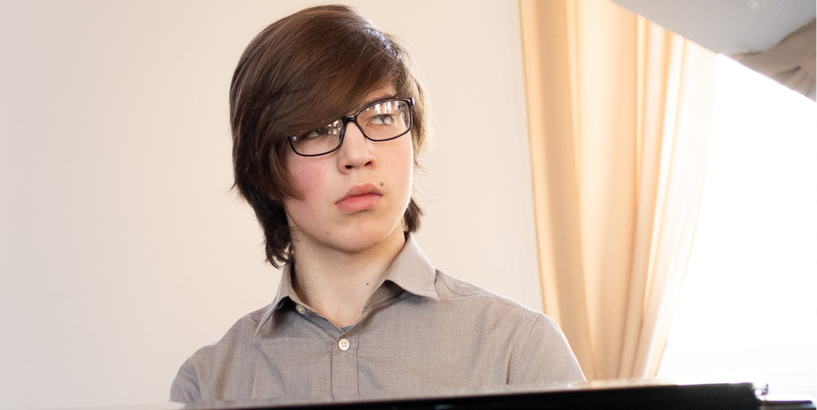 Jaunie pianisti spēlē džezu un populāro mūziku