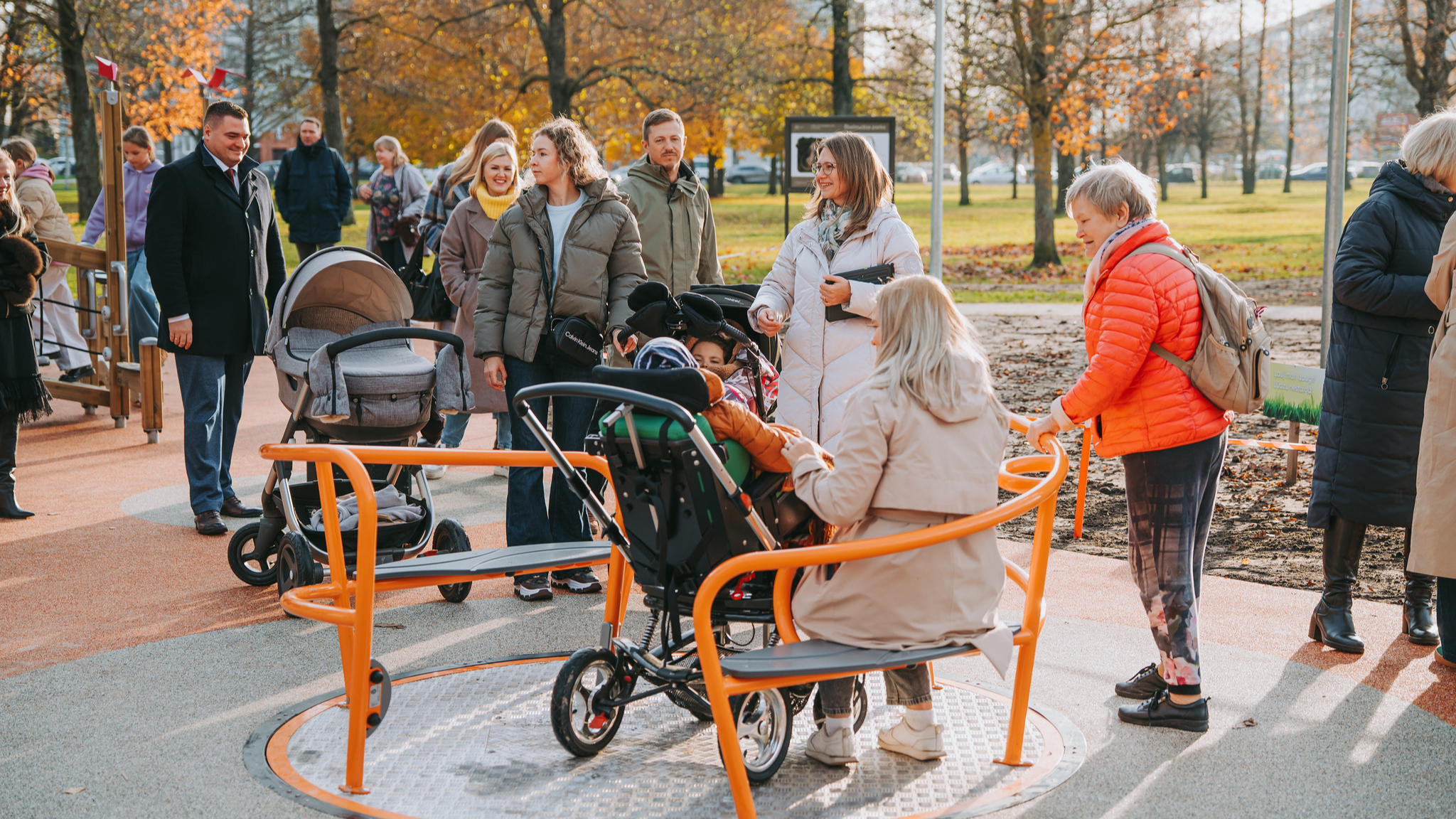 Ēbelmuižas parkā atklāts jauns rotaļu laukums; piemērots arī bērniem ar īpašām vajadzībām