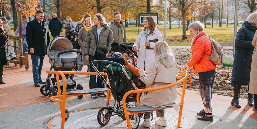 Ēbelmuižas parkā atklāts jauns rotaļu laukums; piemērots arī bērniem ar īpašām vajadzībām