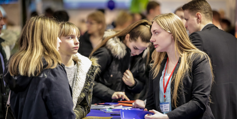 Aprunājies ar karjeras konsultantu izstādē “Skola 2020”