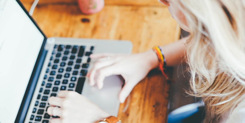 Sieviete strādā pie datora