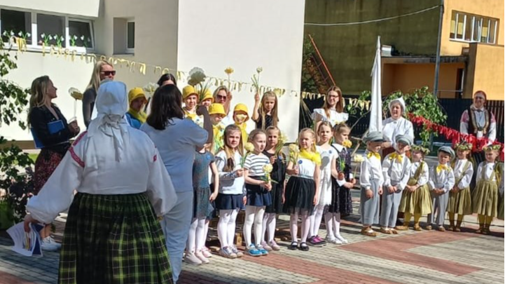 Brīvdabas improvizēta skatuve Rīgas pirmsskolas izglītības iestādē Ligzdiņa