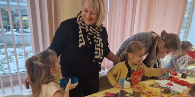 Bērnudārza bērni ar pedagogiem iejūtas tirgotāju un pircēju lomās