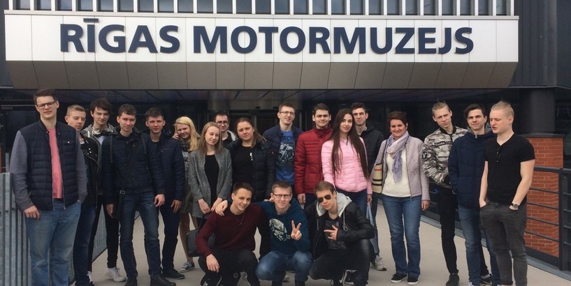 Skolēni dodas uz Rīgas motormuzeju