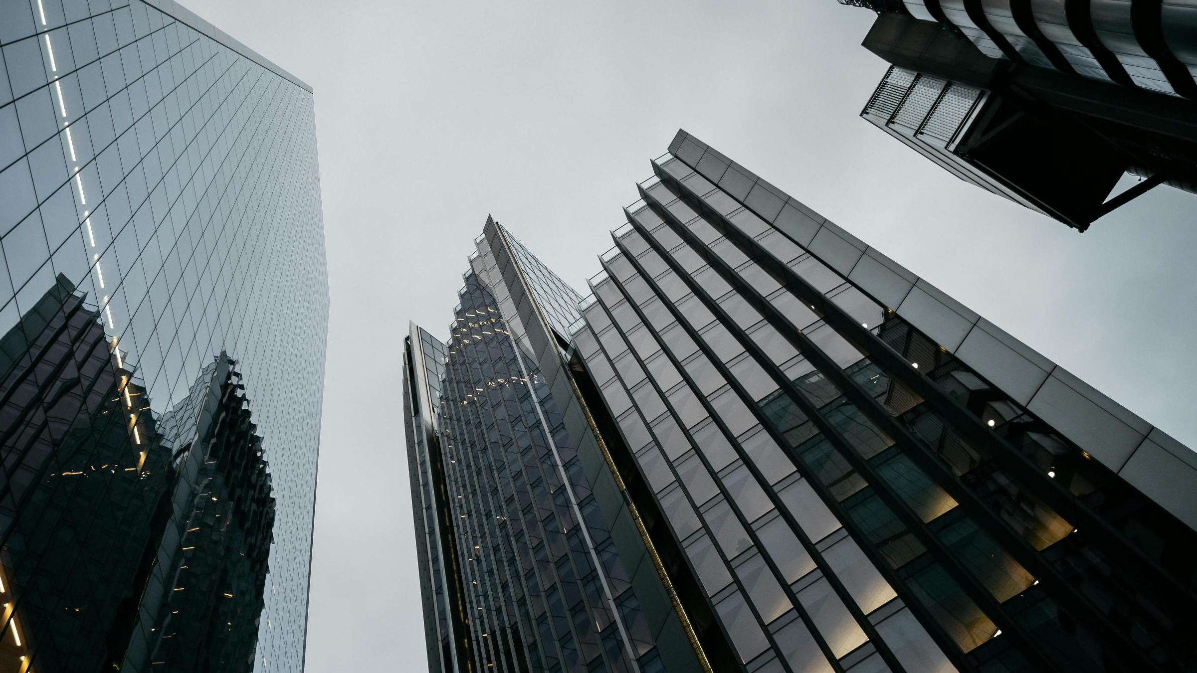 Rīgas vidusskolēni Londonā attīsta mākslīgā intelekta lietotņu idejas un prezentē tās starptautiskiem ekspertiem