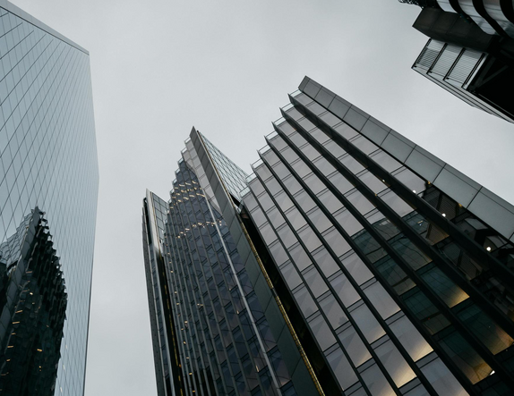 Rīgas vidusskolēni Londonā attīsta mākslīgā intelekta lietotņu idejas un prezentē tās starptautiskiem ekspertiem