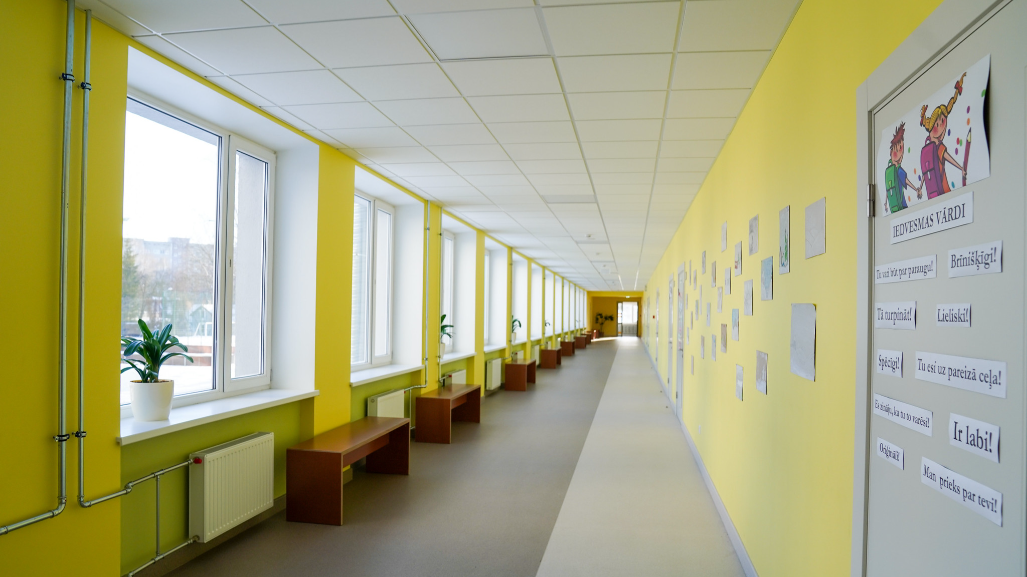 Rīgas 71. vidusskolas renovētais gaitenis krāsots priecīgā dzeltenā krāsā