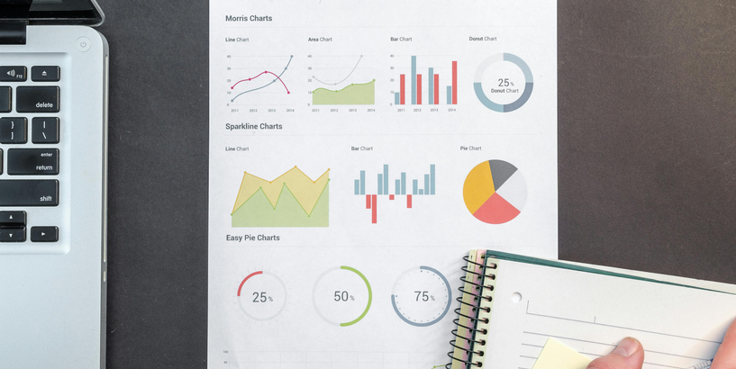 Dators, roka ar pildspalvu, grafiki