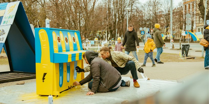 Izvietotas klavieres Ukrainas atbalstam 