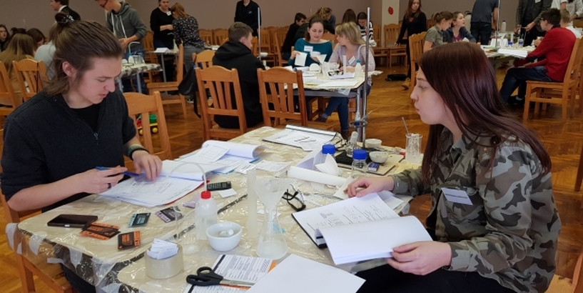 Jaunieši piedalās spēlē ”Fabrikants”