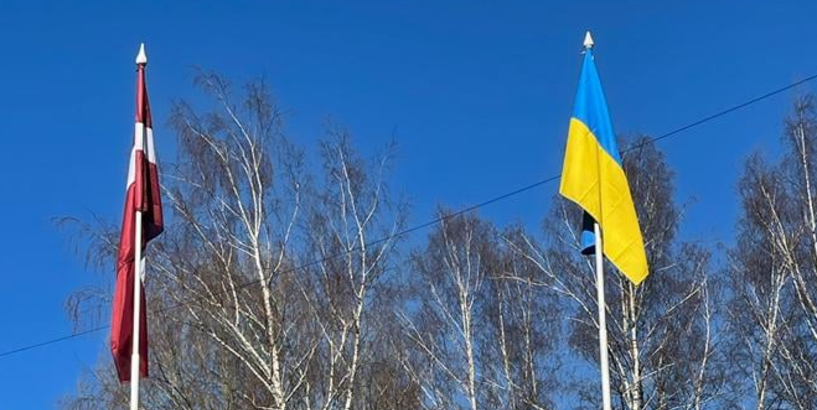 Izkar simtiem Ukrainas karogu pie pašvaldības iestādēm