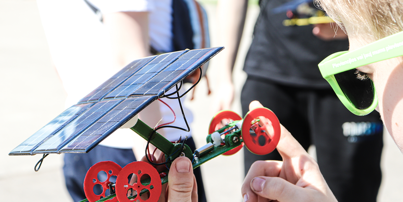 “Saules kauss 2025” aicina jauniešus atklāt saules enerģiju radošā veidā