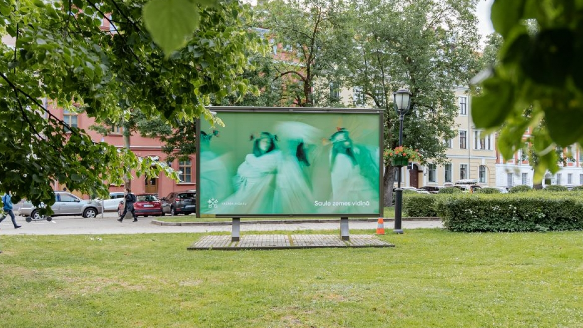 Stends pilsētvidē ar Jāņu tematiku