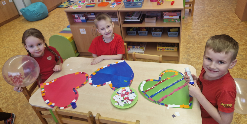 Bērnudārza bērni gatavo pārsteiguma kartiņu draugam sirds formā