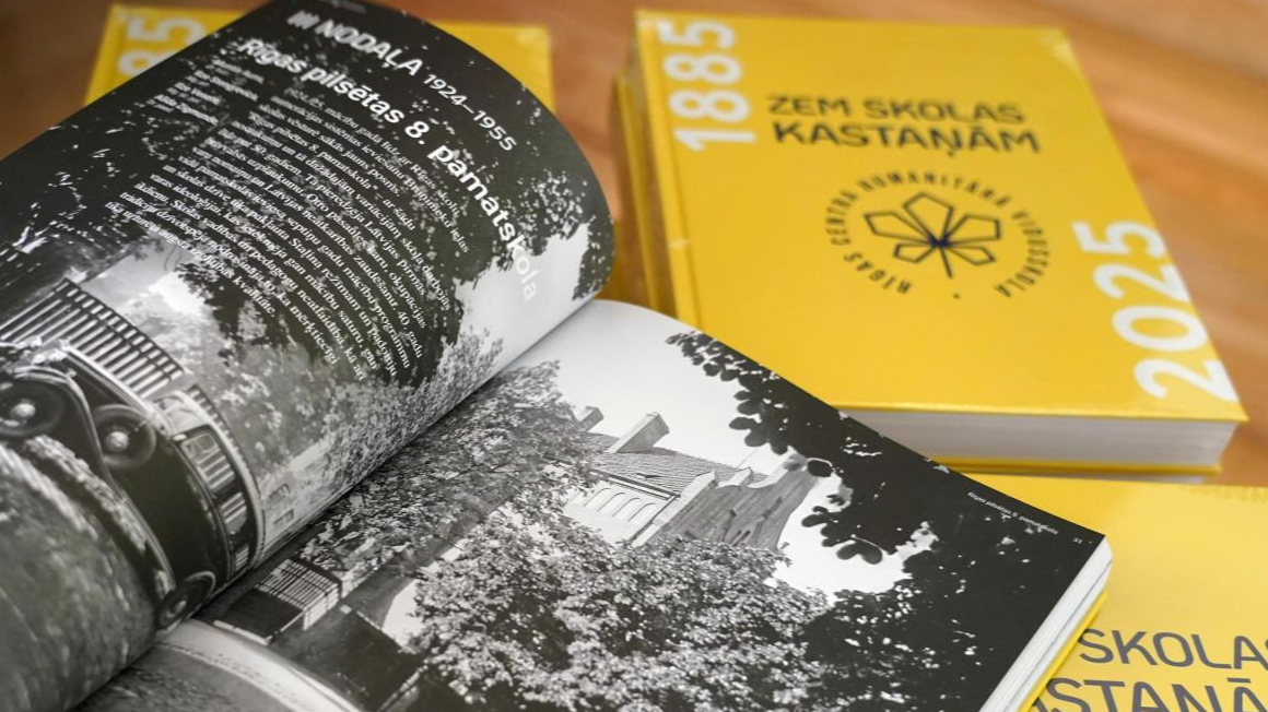 Grāmata “Zem skolas kastaņām” par Rīgas Centra humanitāro vidusskolu