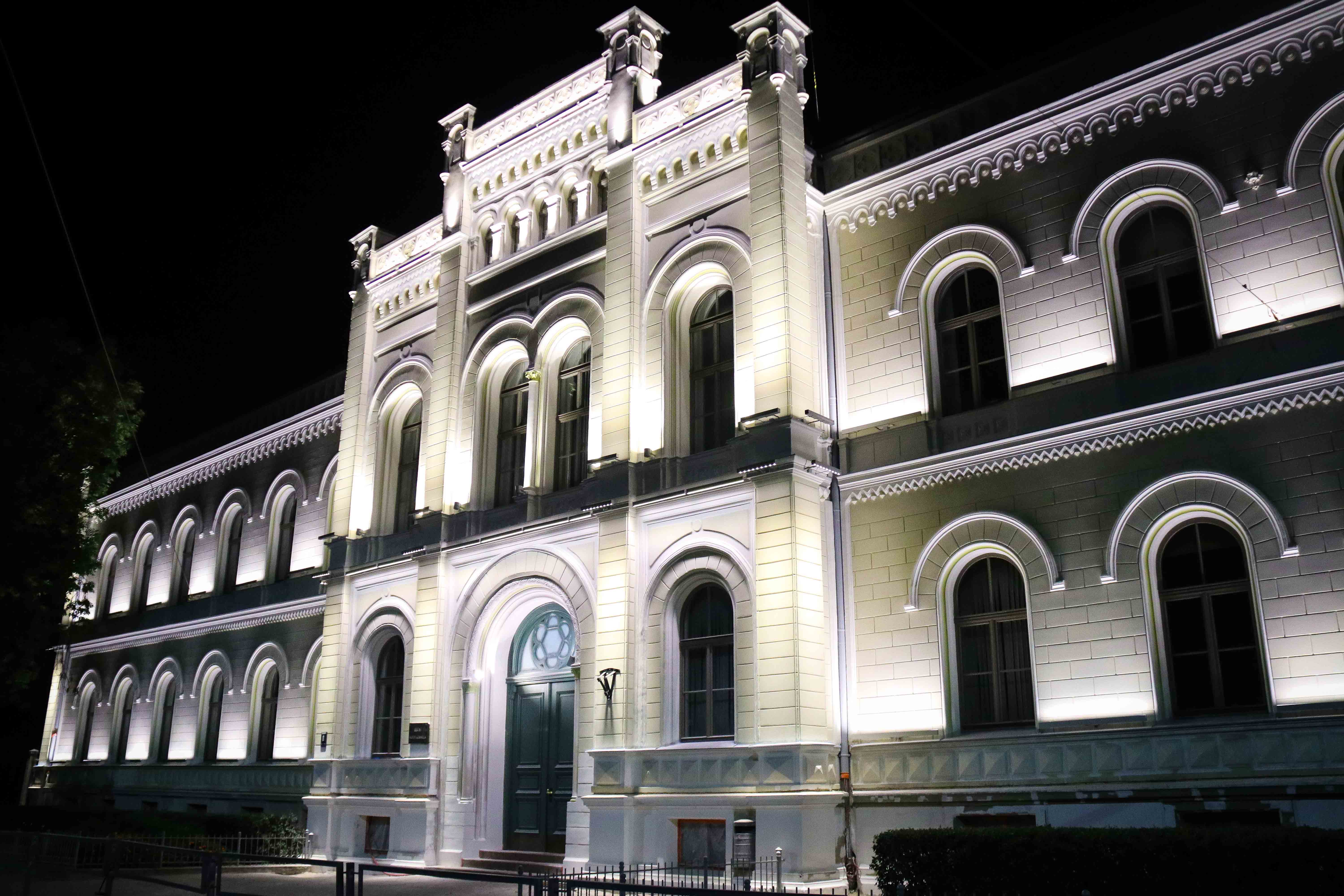 Pirmo reizi izgaismo Rīgas Valsts 1. ģimnāzijas vēsturisko ēkas fasādi