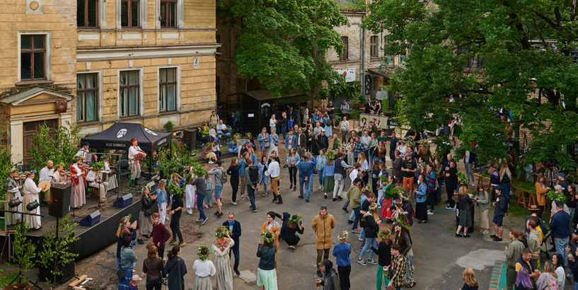 Ielīgošana Aristida pagalmā
