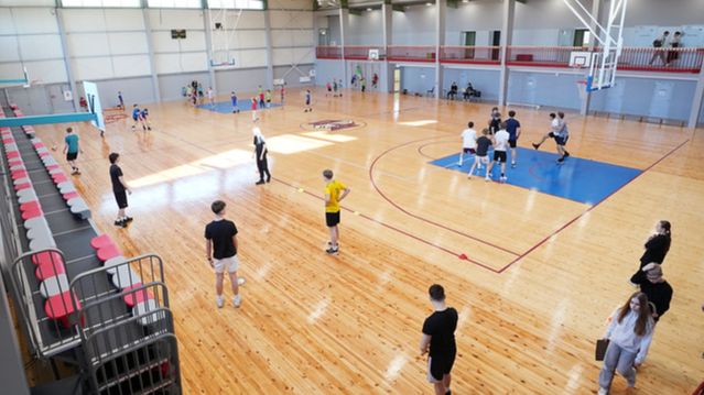 Pašvaldība atjaunojusi Rīgas Hanzas vidusskolas sporta zāli