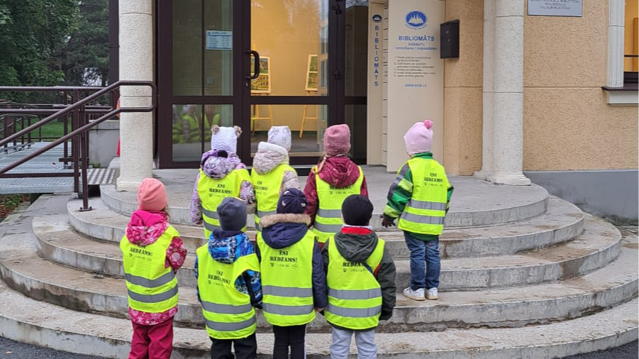 Rīgas 210. pirmsskolas izglītības iestādes bērni iepazīstas ar grāmatu pasauli Bolderājas bibliotēkā