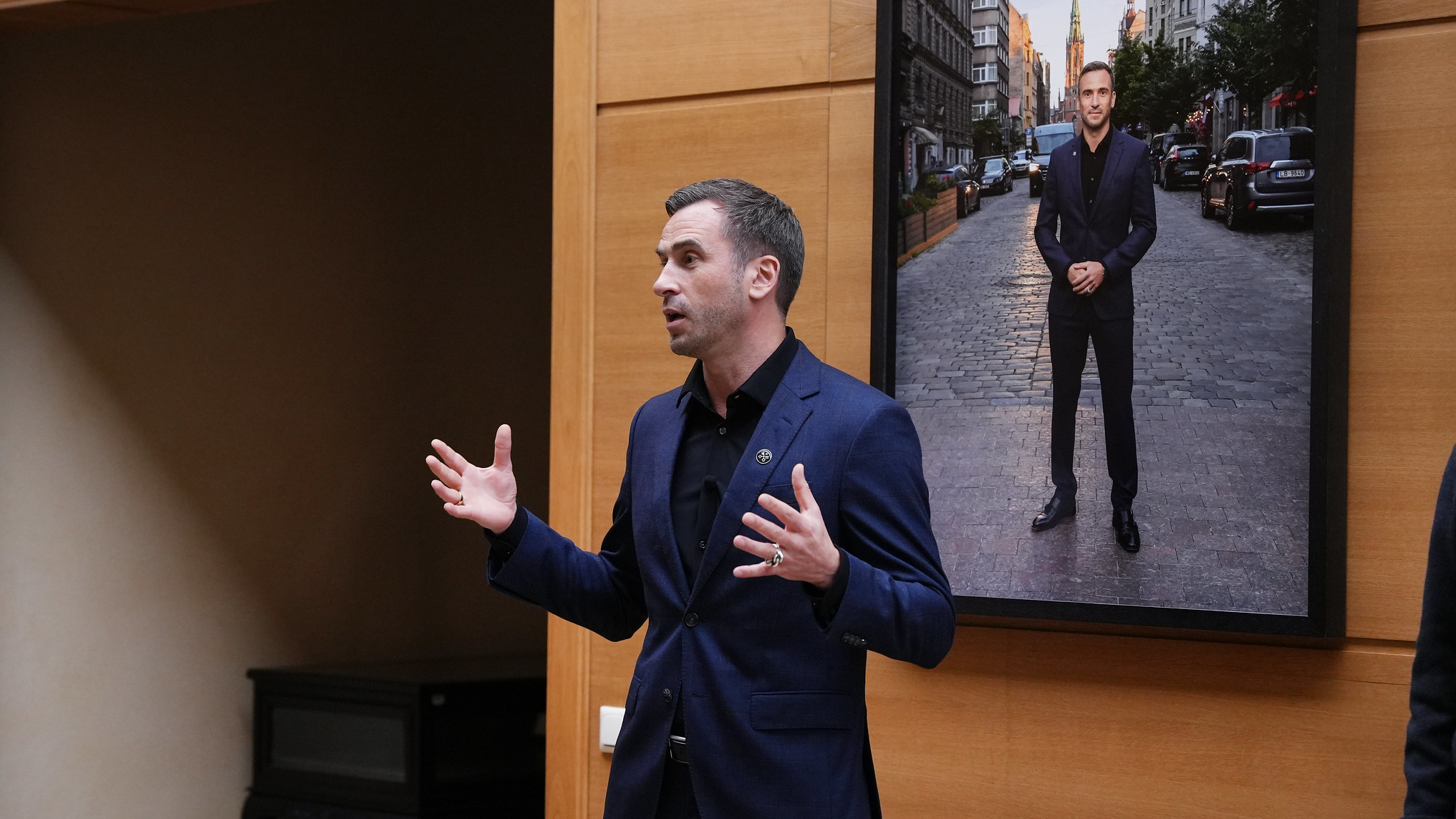 Rīgas domē atklāts oficiālais Mārtiņa Staķa portrets – fotogrāfija