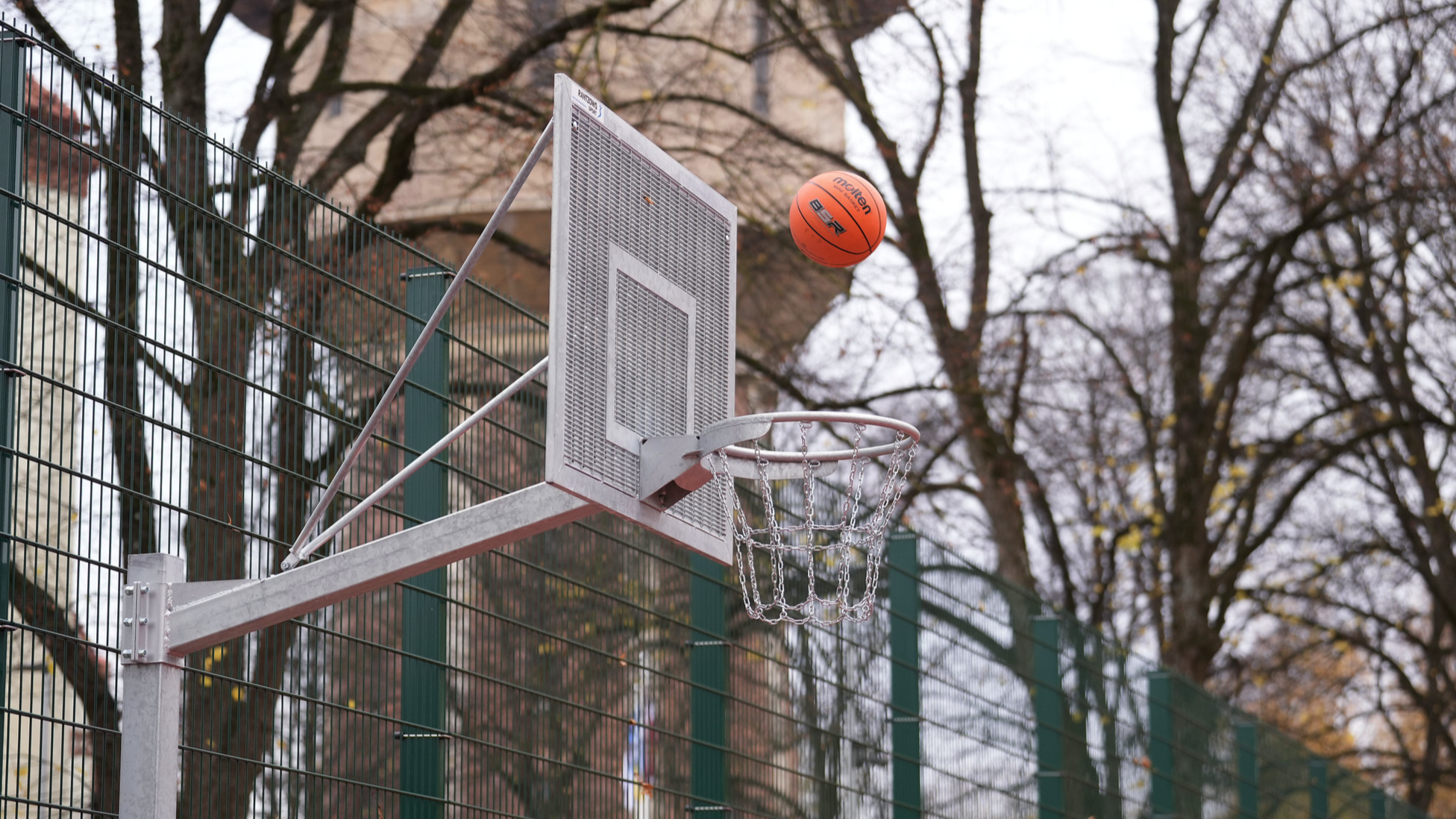 45. vidusskolas teritorijā Gaujas ielā 23 tapis multifunkcionāls sporta laukums