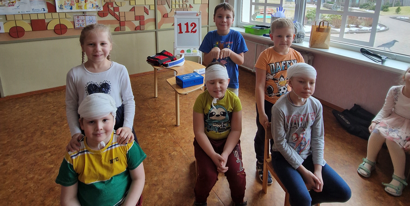 Bērnudārzā bērni mācās uzlikt galvas apsēju