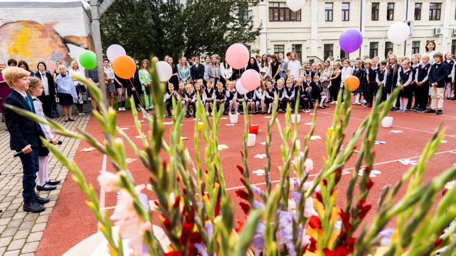 Rīgā priekšroka uzņemšanai 1. klasē būs skolas tuvumā kopā ar vecākiem deklarētiem bērniem 