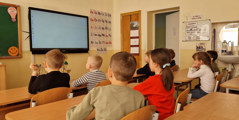 Bērnudārza audzēkņi iejūtas, kā ir sēdēt skolas solā