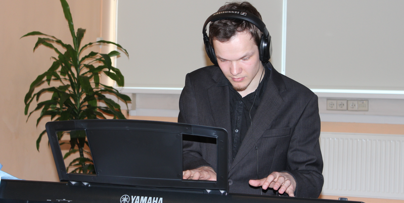 Aicinām spēlēt klavieres!