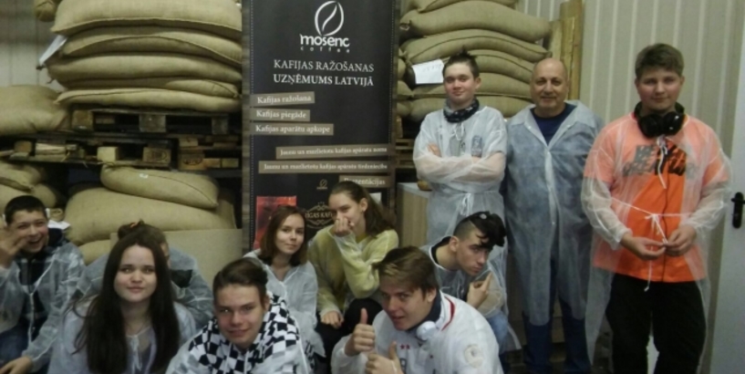 Skolēni viesojas kafijas ražošanas uzņēmumā