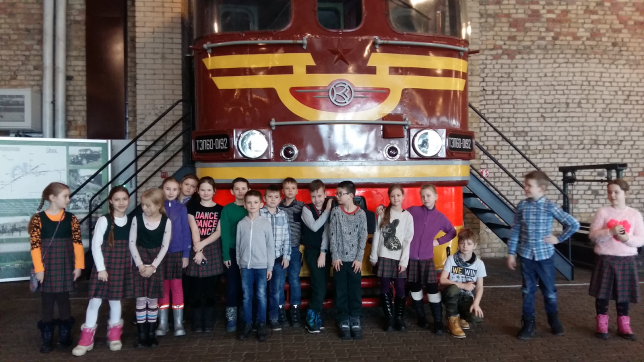 Skolēni apmeklē Dzelzceļa muzeju