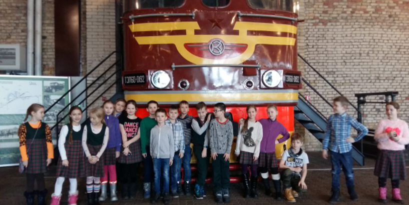 Skolēni apmeklē Dzelzceļa muzeju