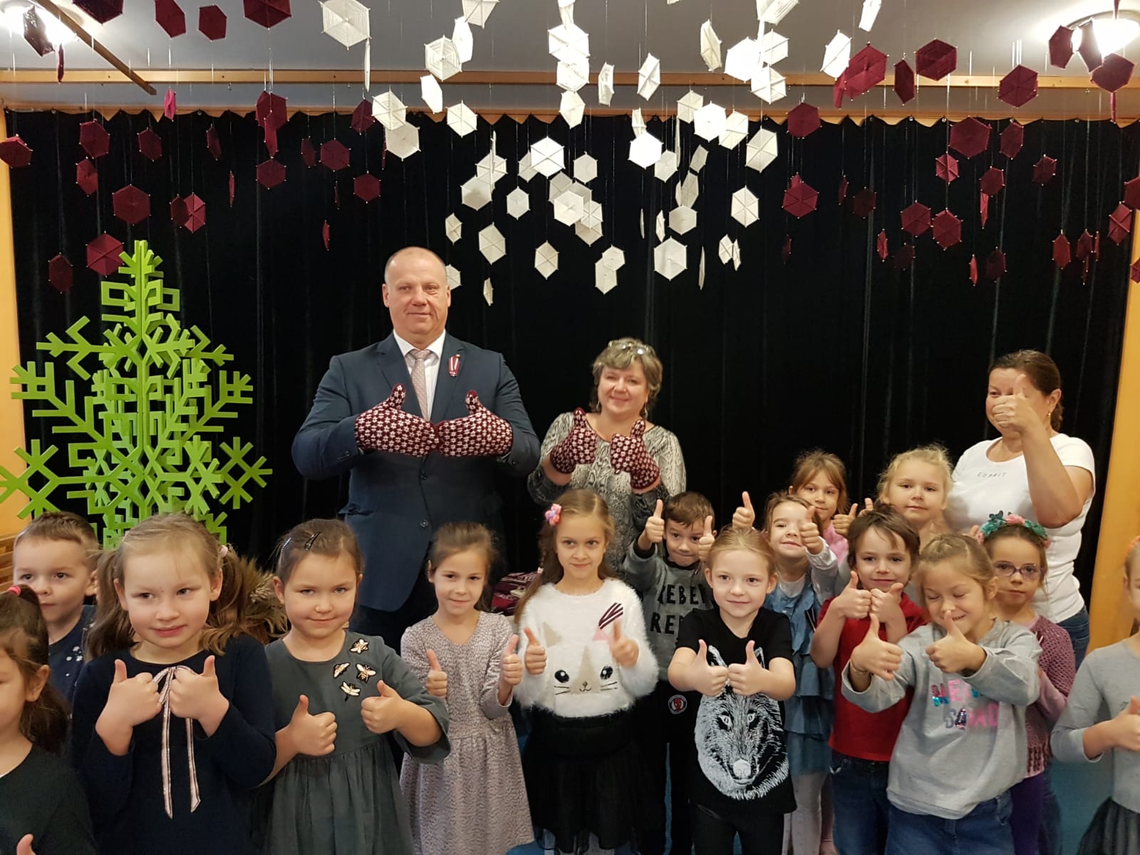 Īstenota Rīgas 49. pirmsskolas izglītības iestādes kolektīva vēlme piedalīties akcijā “Cimdotā Latvija”