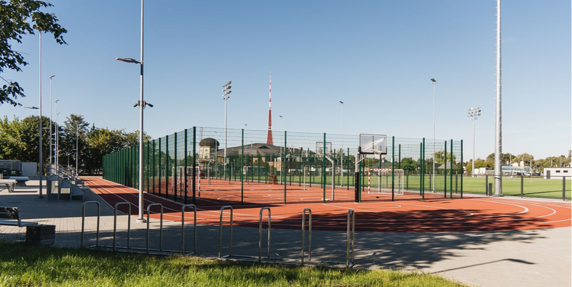 Rīgā uzbūvēts jauns daudzfunkcionāls sporta laukums