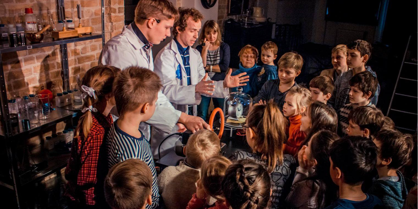 Bērni ieinteresēti vēro zinātnisko teātri no “Laboratorium.lv”