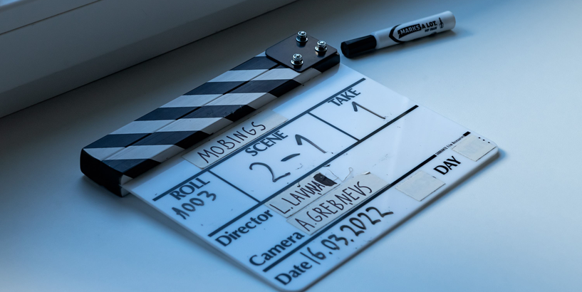 Veselības ministrija skolām piedāvā mācību filmu par pusaudžu ņirgāšanos 