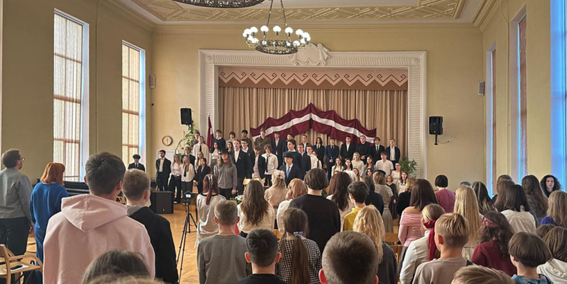 Latvijas valsts proklamēšanas dienas svinības Rīgas 13. vidusskolā