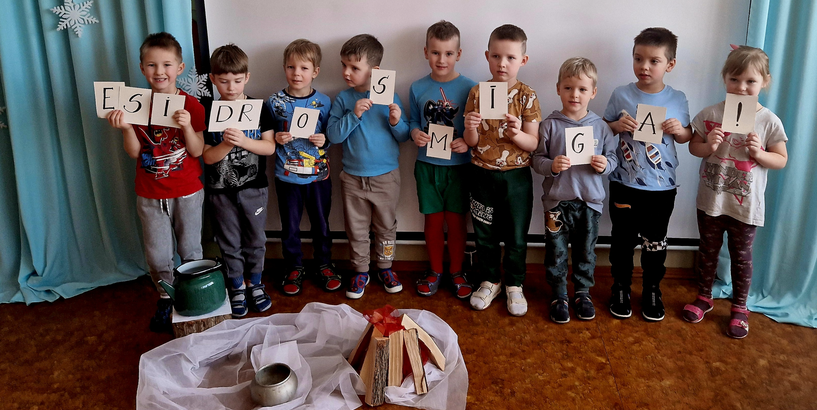 Bērnudārza bērni tur rokās vēlējumu Latvijai: "Esi drosmīga!"