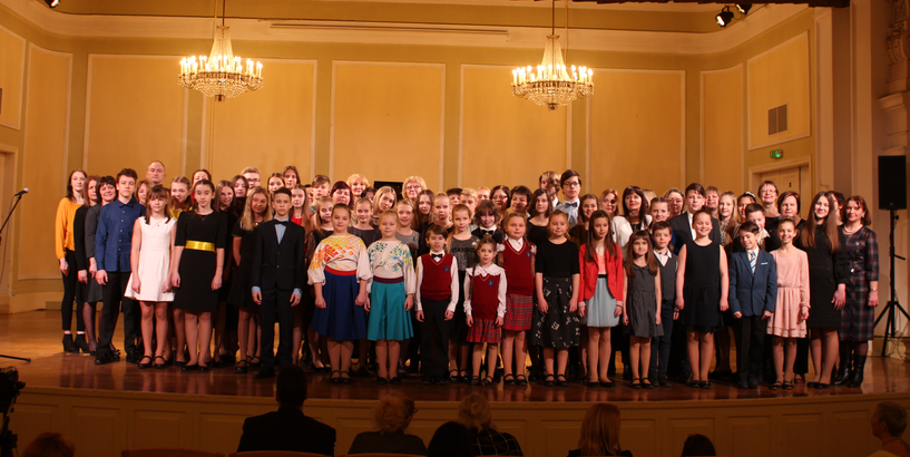 Jaunie pianisti spēlē džezu un populāro mūziku