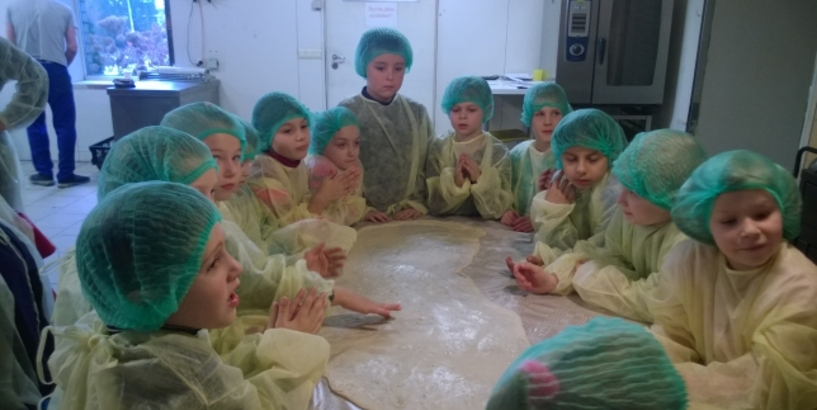 Karjeras projekta ietvaros bērni ciemojās ceptuvē ”Lāči”