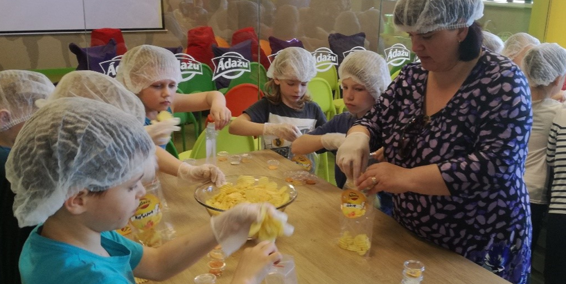 Skolēni apmeklē ražotni Ādažos 